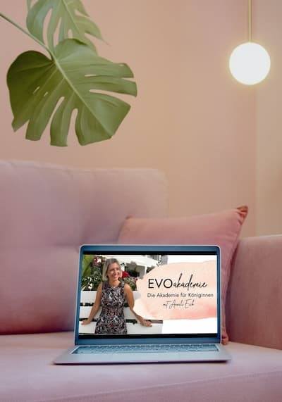 evoakademi couch laptop 400px evoakademi couch laptop 400px
